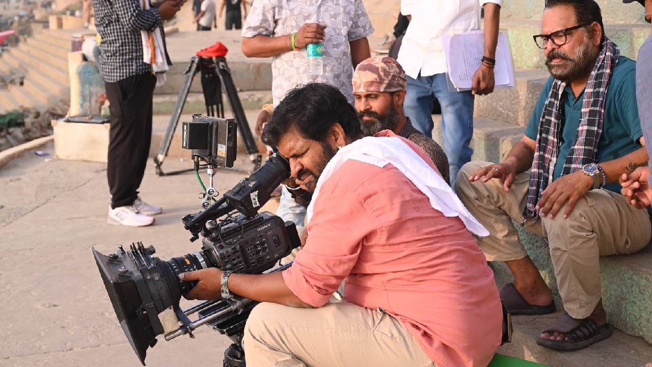 "मला जितकी माहिती सांगितली गेली त्याप्रमाणे तिथे चौऱ्यांशी घाट आहेत, त्यातले  ८० घाट तर मी नक्कीच फिरलो. तिथली एक स्पेशल पहलवान लस्सी आणि कचोरी  आहे ती मला खूप आवडली. नाव घेतलं तरी ती चव माझ्या जिभेवर रेंगाळत आहे. मी माझ्या आई आणि बायकोसाठी लूम मधून काही साड्याही खरेदी केल्या."
