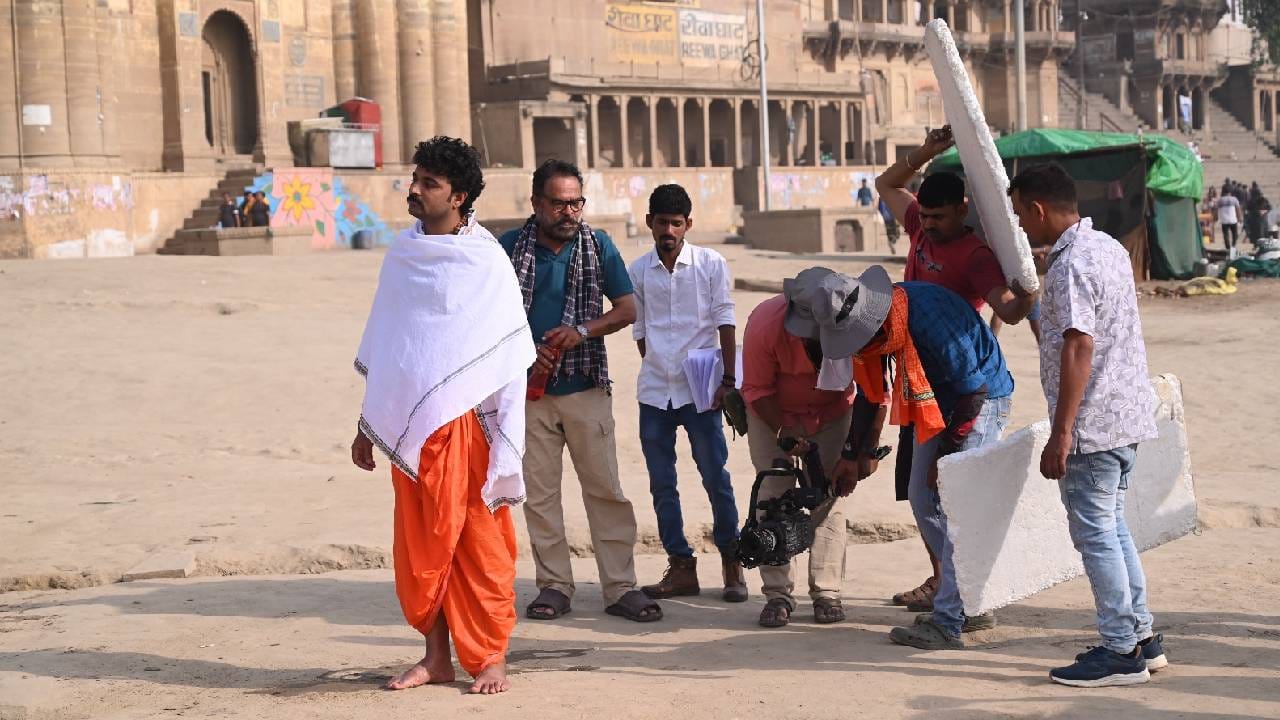 "वाराणसीच्या गल्लीमध्ये  मी चढावर आठ-नऊ किलोमीटर सलग सायकल चालवली आहे. खूप भयंकर हाल झाले होते माझे. सायकल जोरात चालवायची होती आणि त्यात सायकलची चेनही निघत होती. दोन-तीन वेळा मी पडता पडता वाचलो. तिकडे गर्दीही होती."
