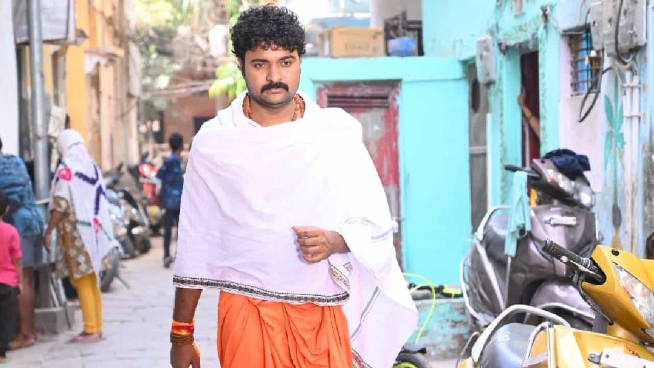 झी मराठी वाहिनीवर ‘देवमाणूस- मधला अध्याय’ या मालिकेचा प्रोमो प्रसारीत झाला आणि देवमाणूसच्या या सिझनमध्ये काय नवीन पाहायला मिळणार, यात कोणते कलाकार असणार, याची सगळीकडे चर्चा सुरू झाली. यामध्ये मुख्य भूमिकेत अभिनेता किरण गायकवाड दिसणार आहे.