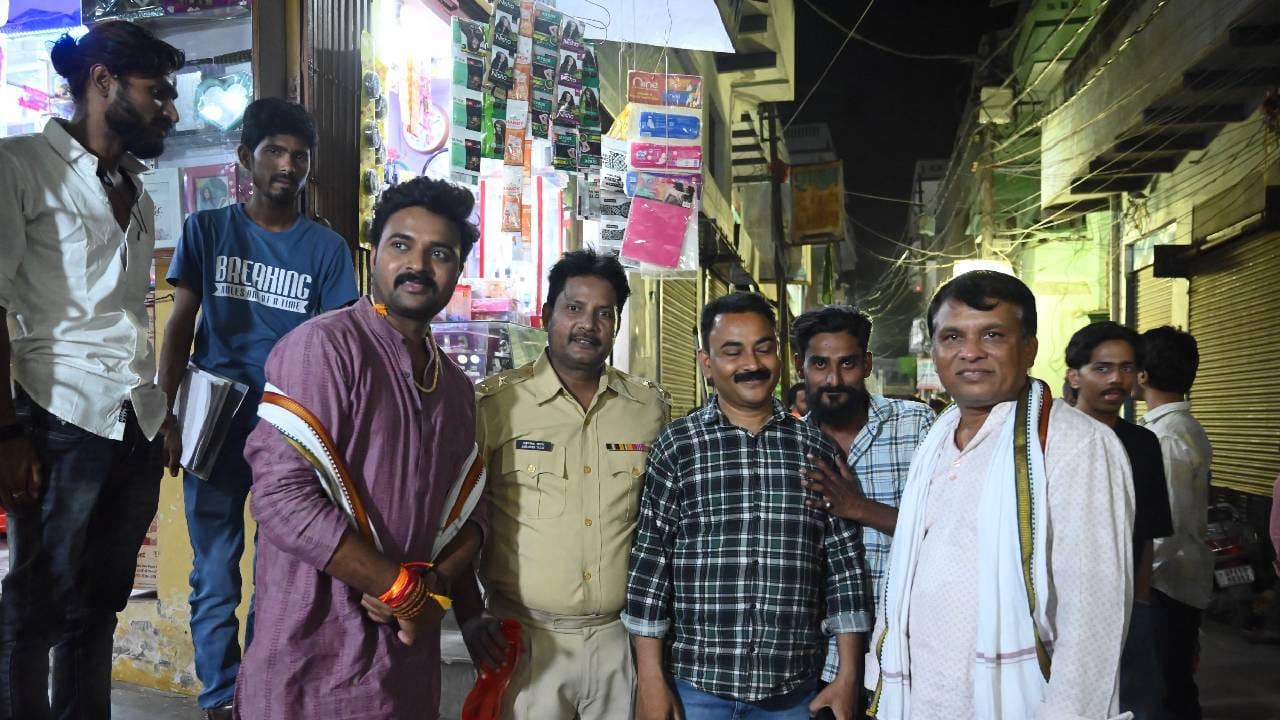 वाराणसीतील शूटिंगबद्दल त्याने पुढे सांगितलं, "आम्ही तीन-चार दिवसांसाठी वाराणसीला शूटिंग केलं होतं. त्यामुळे टाईमलाइन खूप कट टू कट होती. आम्ही ज्या ठिकाणंवर शूटिंग करत होतो, तिकडची माणसं मला ओळखत होती. कारण या आधीचे सिझन हिंदीमध्येही डब झाले आहे. त्यामुळे देवमाणूसचा प्रेक्षक तिथेही होता." 
