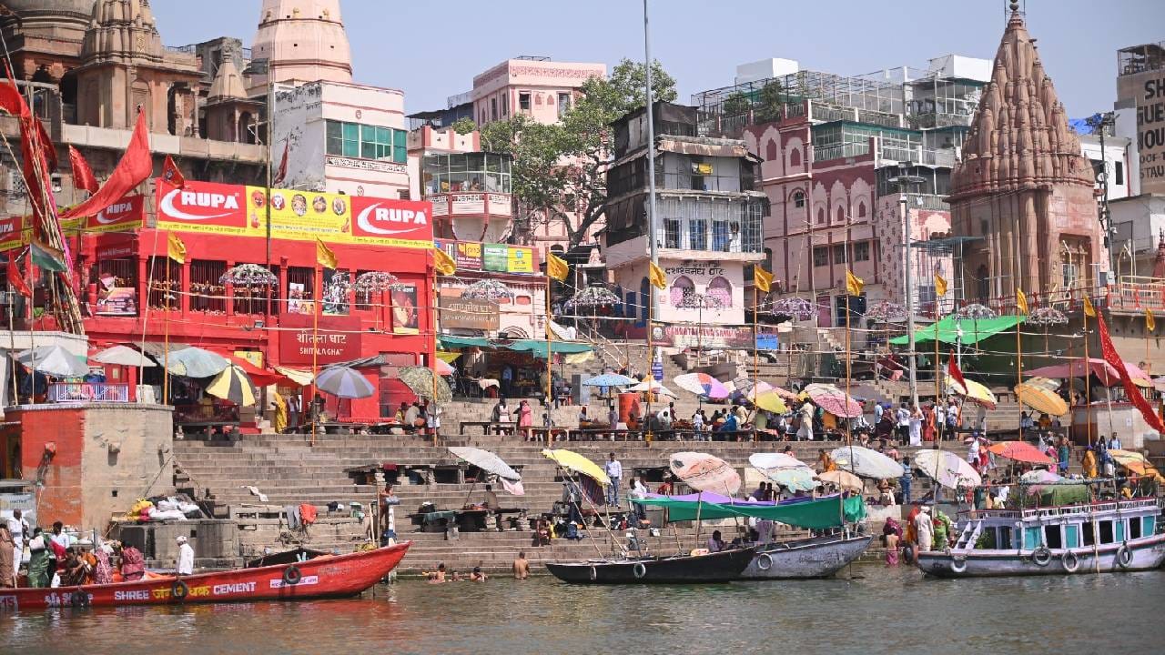 "तिकडच्या भाषेचा एक लहेजा आहे. गंगा किनार आणि घाटांचं सौंदर्य अनुभवायचं होत. जसं मला कळलं की वाराणसीला शूटिंग आहे, तेव्हा माझा उत्साह अधिक वाढला. मागच्या सिझनमध्ये आम्ही राजस्थानमध्ये शूट केलं होतं. तेव्हा मला तिकडची भाषा शिकायला मिळाली आणि राजस्थानी खाद्यपदार्थांचा आस्वाद घेता आला," असं तो पुढे म्हणाला. 
