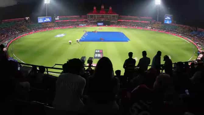 मोठी बातमी! पंजाब किंग्स आणि दिल्ली कॅपिटल्स सामना थांबवला, मैदानात ब्लॅकआऊट