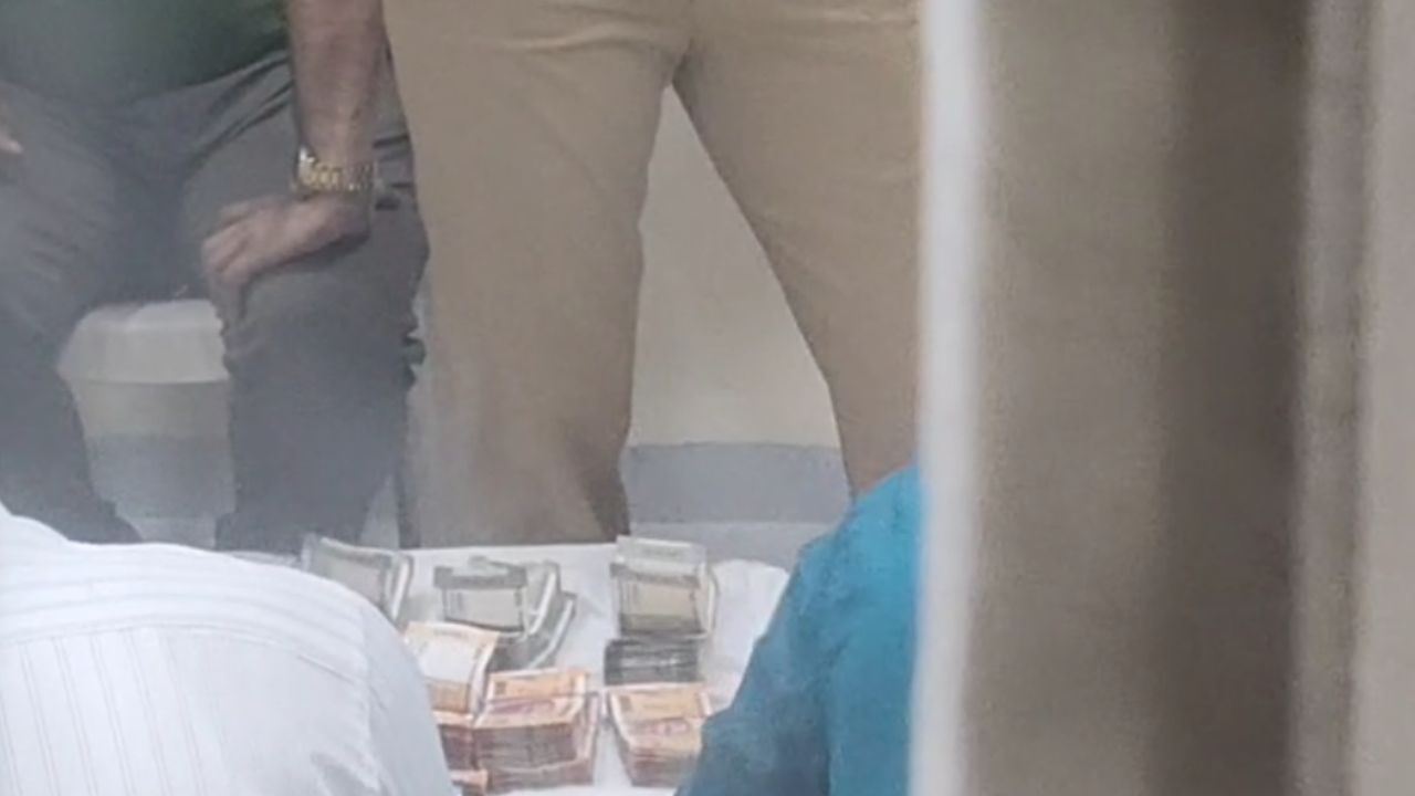 विधिमंडळ आमदारांच्या समितीच्या सदस्यांसाठी कोट्यवधी रुपयांची रक्कम, शासकीय विश्रामगृहात घबाड, माजी आमदाराचा आरोप विधिमंडळ आमदारांच्या समितीच्या सदस्यांसाठी कोट्यवधी रुपयांची रक्कम, शासकीय विश्रामगृहात घबाड, माजी आमदाराचा आरोप
