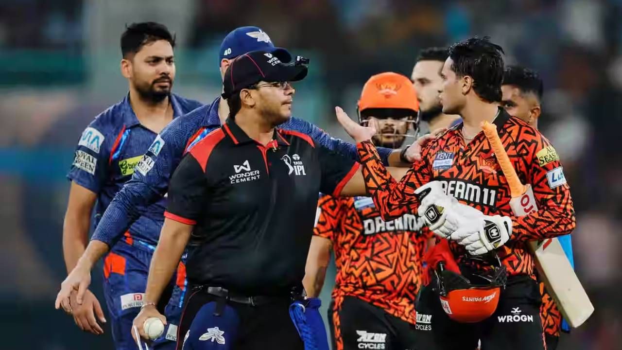 दिग्वेश राठीने भांडण केल्याने एका सामन्याची बंदी घालण्यात आली. तर अभिषेक शर्माच्या पहिल्या चुकीबद्दल त्याच्या मॅच फीत फक्त 25 टक्के कपात करण्यात आली. (फोटो- आयपीएल/बीसीसीआय)