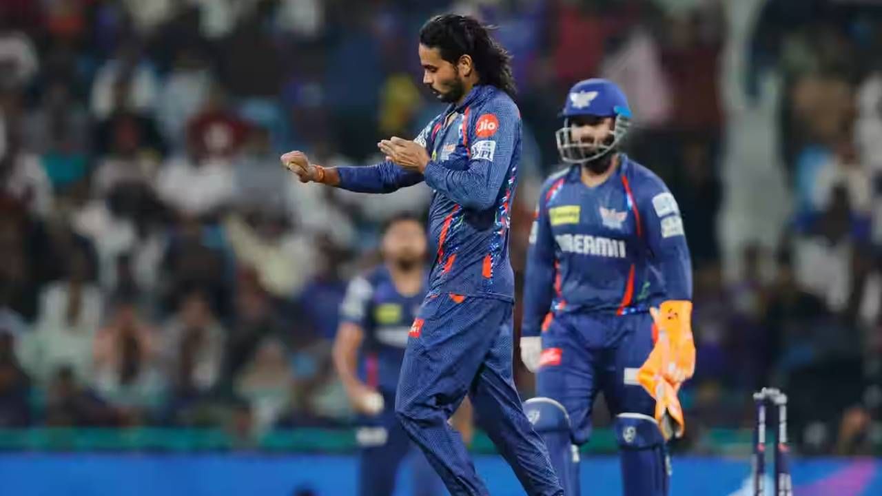 दिग्वेश राठीवर एका सामन्याच्या बंदीसह सामना शुल्काच्या 50 टक्के दंडही ठोठावण्यात आला आहे. इतकंच काय तर त्याच्या खात्यात 5 डिमेरिट पॉइंट्स जमा झाले आहेत. गुजरात टायटन्सविरुद्धच्या सामन्यात त्याला वगळण्याचा सल्ला देण्यात आला आहे. (फोटो- आयपीएल/बीसीसीआय)