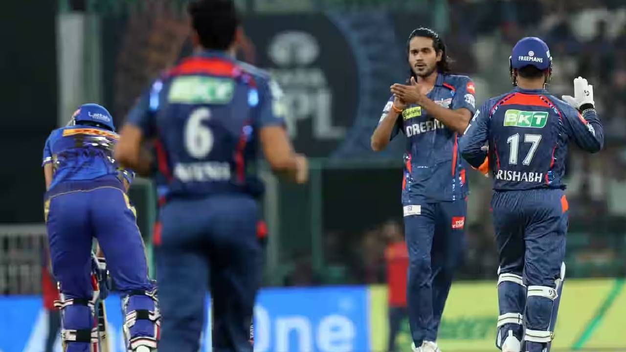 मुंबई इंडियन्सविरुद्धच्या सामन्यात नमन धीरला क्लीन बॉल्ड केल्यानंतर दिग्वेशने एक नोटबुक सेलिब्रेशन केले. या भयानक सेलिब्रेशनसाठी राठीला त्याच्या मॅच फीच्या 50 टक्के दंड आणि 2 डिमेरिट पॉइंट्स देण्यात आले. 4 एप्रिल 2025 रोजी मुंबई इंडियन्सविरुद्ध दुसऱ्यांदा लेव्हल 1 अंतर्गत दोषी आढळला होता. (फोटो- आयपीएल/बीसीसीआय)