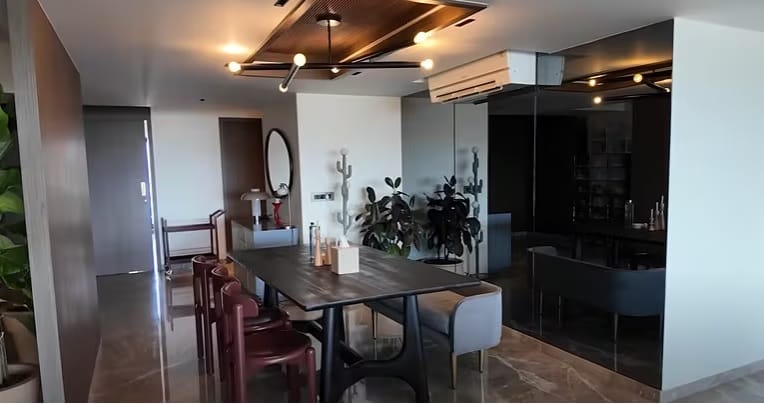 विजयच्या घराचा हा डायनिंग एरिआ आहे. जिथे त्याने टेबल आणि खुर्च्या ठेवल्या आहेत. इथे कोणत्याही फॅन्सी वस्तू नाहीत. घर फक्त सुंदर लाईट्सने चमकत आहे.