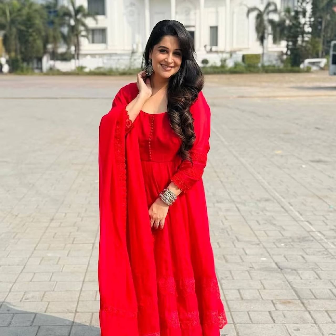 आयुष्यातील सर्वांत कठीण काळातच आपल्या जवळच्या लोकांची किंमत समजते, असं म्हणतात. आनंदाच्या क्षणात तर सर्वजण सहभागी व्हायला तयार असतात, पण दु:खातही जो साथ सोडत नाही, तोच खरा आपला असतो. सध्या अभिनेत्री दीपिका कक्करला असेच काही क्षण अनुभवायला मिळत आहेत. 'ससुराल सिमर का' या मालिकेतून दीपिका कक्कर आणि शोएब इब्राहिमची जोडी हिट झाली होती. याच मालिकेत काम करताना दोघं एकमेकांच्या प्रेमात पडले. परंतु त्यावेळी दीपिका आधीच विवाहित होती.
