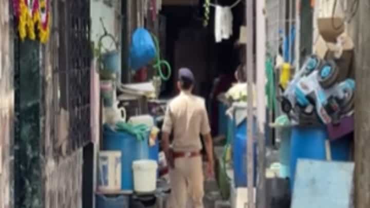 ED Raid In Nalasopara : एकाचवेळी 13 ठिकाणी ईडीचे छापे; नालासोपारात खळबळ ED Raid In Nalasopara : एकाचवेळी 13 ठिकाणी ईडीचे छापे; नालासोपारात खळबळ