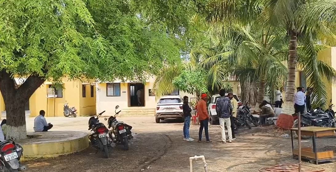 तत्पूर्वी शवविच्छेदन करण्यासाठी हा मृतदेह नेण्यात यावा यासाठी बीड जिल्हा रुग्णालयाला पत्र देण्यात आले आहे. पोलीस या प्रकरणाचा सखोल तपास करत आहेत.