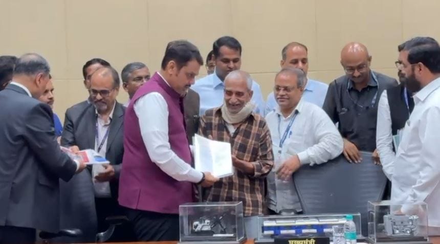 सदानंद करंदीकर हे खाजगी कंपनीतून निवृत्त झाले आहेत. अपत्य नसल्याने शासकीय सेवेतून निवृत्त झालेल्या श्रीमती सुमती करंदीकर या आपल्या पत्नीसह ते नेरुळमधील आनंद वृद्धाश्रमात रहायला गेले होते.