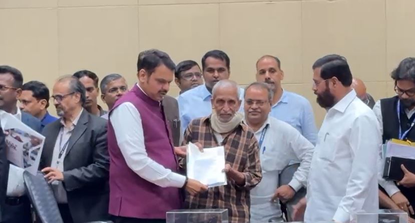 त्यामुळे पत्नीच्या स्मरणार्थ त्यांनी देणगी देण्याचा निर्णय घेतला. अध्यात्म, देवभक्ती आणि शेतीत रस असलेल्या सदानंद करंदीकर यांनी आज मुख्यमंत्री सहायता निधीला 10 लाख आणि पंतप्रधान सहायता निधीला 10 लाख असा 20 लाख रुपयांच्या मदतीचा धनादेश मुख्यमंत्री देवेंद्र फडणवीस यांना दिला.