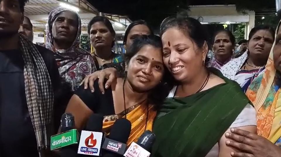 "गायत्रीला मासिक पाळी आली होती. या काळात तिने स्वयंपाक केला होता, तो स्वयंपाक तिच्या सासू आणि इतरांना चालत नव्हता. यावरून किरकोळ वाद झाला होता," असं मृत महिलेच्या कुटुंबीयांनी सांगितले आहे.