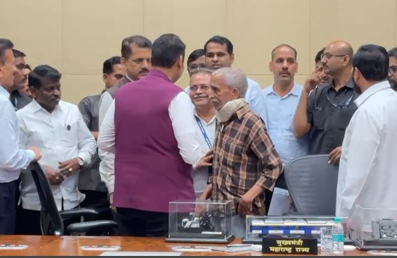 सदानंद करंदीकर हे 82 वर्षांचे आहेत. आज सकाळी डोंबिवलीतून त्यांनी लोकल पकडली आणि बसचा प्रवास करुन ते मंत्रालयात आले.