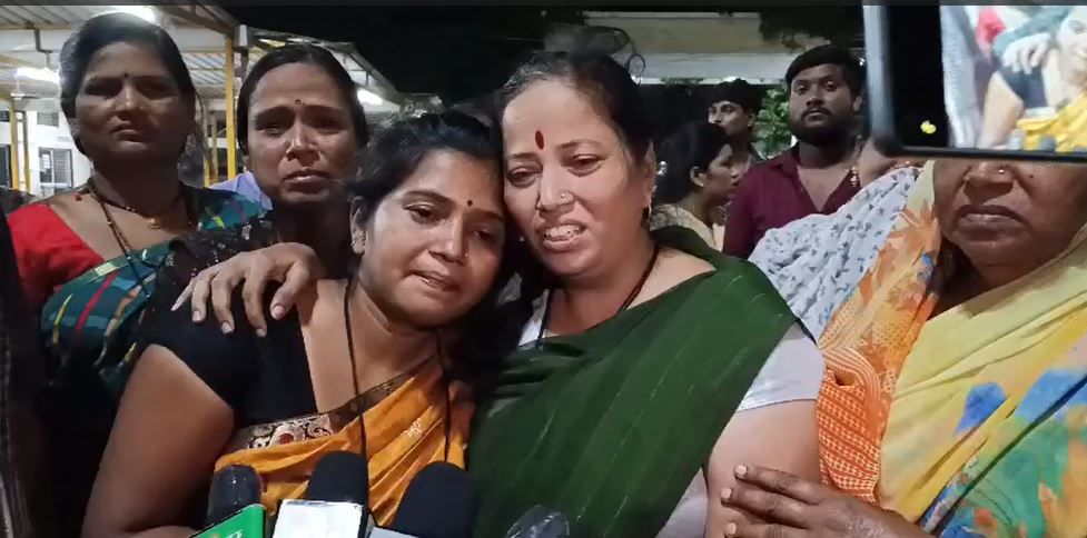 तसेच, "हा वाद विकोपाला गेल्याने सासू आणि नणंद यांनी तिला मारझोड केली आणि गळा दाबून खून केला. खून केल्यानंतर महिलेने आत्महत्या केल्याचा बनाव रचण्यात आला. त्यासाठी महिलेच्या गळ्यात साडी बांधून तिला लटकवून दिले", असाही मोठा दावा मृत महिलेच्या नातेवाईकांनी केला आहे.