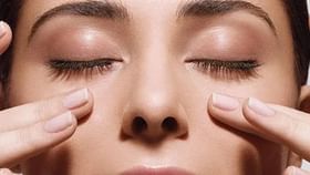 eye care tips: उन्हाळ्यात तुमच्या डोळ्यांची काळजी 'या' पद्धतीनं घ्या eye care tips: उन्हाळ्यात तुमच्या डोळ्यांची काळजी 'या' पद्धतीनं घ्या