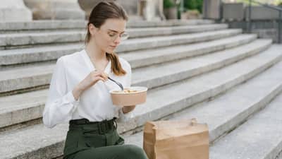 जेवणानंतर या 5 गोष्टी कधीही करू नका, त्यामुळे आरोग्यावर होईल वाईट परिणाम