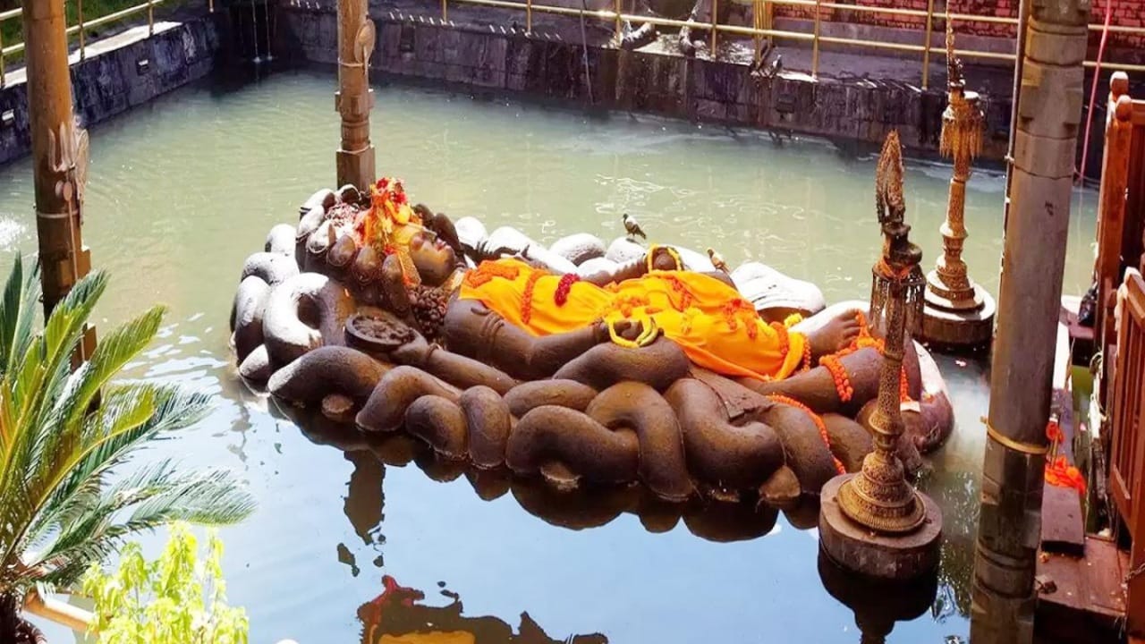बुदानिलकंठा हे मंदिर नेपाळची राजधानी काठमांडूपासून आठ किलोमीटर अंतरावर असलेल्या शिवपुरी डोंगराच्या कुशीत वसलेले भगवान विष्णूंचे मंदिर आहे. हे प्राचीन मंदिर आपल्या सौंदर्य आणि चमत्कारांमुळे जगभर प्रसिद्ध आहे. हे मंदिर राजघराण्यासाठी शापित आहे. याच शापामुळे राजघराण्यातील लोक बुदानिलकंठा मंदिरात दर्शनासाठी जात नाहीत.