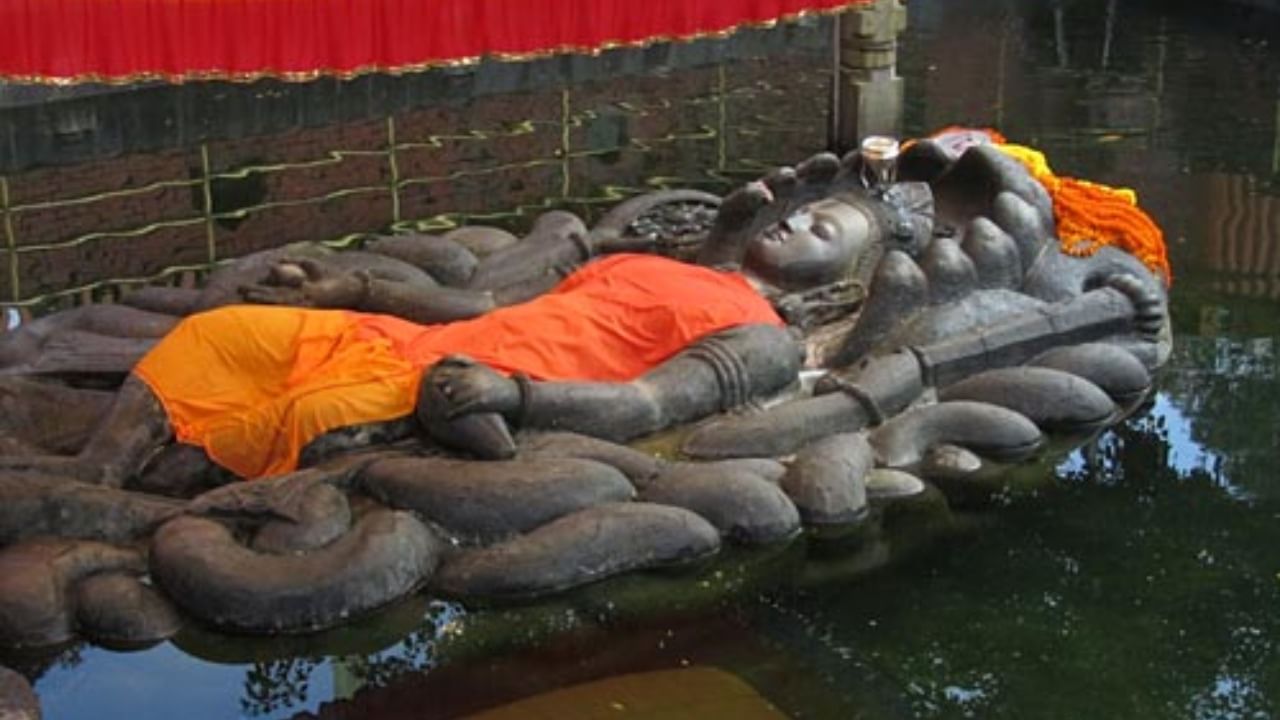 राजघराण्यातील सदस्यांना पूजा करता यावी यासाठी मंदिरात भगवान विष्णूंची तशीच दुसरी मूर्ती स्थापित करण्यात आली आहे, ज्याची ते पूजा करू शकतात. बुदानिलकंठा मंदिरात भगवान विष्णू एका पाण्याच्या कुंडात ११ नागांच्या फण्यावर शेषशय्येवर विराजमान आहेत.