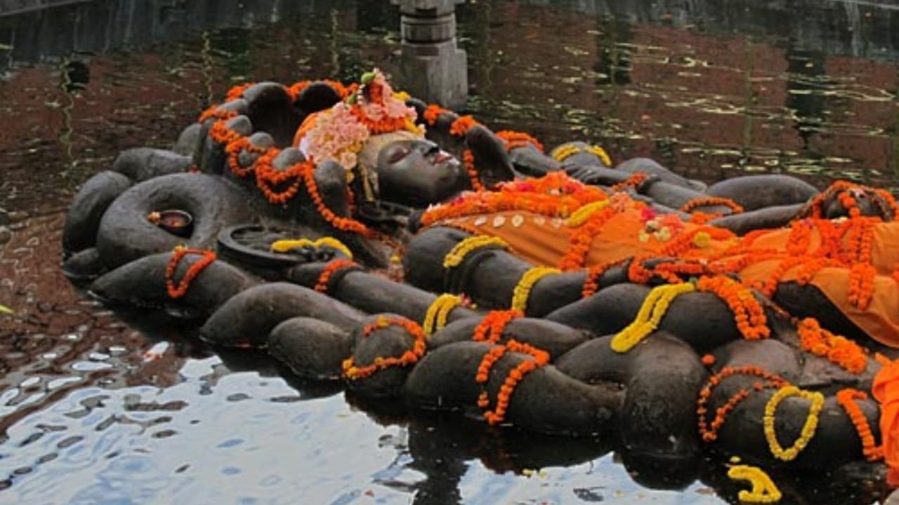 या मंदिरात भगवान विष्णूंसोबत भगवान शंकराची मूर्तीही आहे. पौराणिक कथेनुसार, समुद्र मंथनाच्या वेळी जेव्हा विष निघाले, तेव्हा भगवान शंकरांनी या सृष्टीला वाचवण्यासाठी ते विष प्राशन केले. यानंतर भगवान शंकराच्या गळ्यात जळजळ होऊ लागली, तेव्हा त्यांनी ही जळजळ शांत करण्यासाठी डोंगरावर त्रिशूळ मारून पाणी काढले आणि ते पाणी पिऊन आपली तहान भागवली आणि गळ्यातील जळजळ शांत केली.