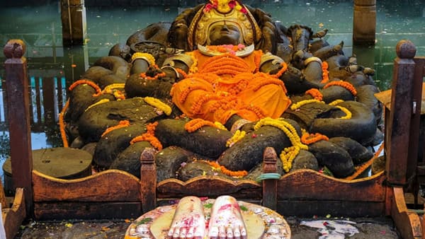 भारतीय संस्कृती आणि परंपरा आजही श्रद्धेने पाळल्या जातात. भारताप्रमाणेच शेजारील देशांमध्येही अनेक अद्भुत आणि प्राचीन मंदिरे आहेत. जी मंदिरे जगभरातील भाविक आणि पर्यटकांना आकर्षित करतात. कधी काळी भारताचा भाग असलेल्या नेपाळमध्ये अनेक प्राचीन मंदिरे आणि बौद्ध स्तूप आढळतात. सध्या भारत आणि नेपाळमध्ये तणावाचे संबंध असले तरी दोन्ही देशांचे संबंध फार जुने आहेत. नेपाळमध्ये भगवान श्रीविष्णूंचे एक असेच प्राचीन मंदिर आहे, जे आपल्या गूढ रहस्य आणि अद्भुततेमुळे आश्चर्यचकित करते.