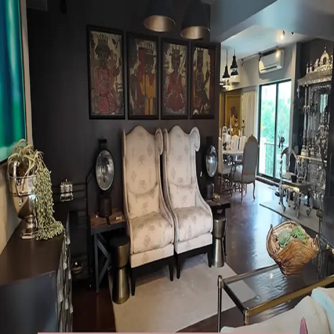 एंट्रेंस एरिया: घराचा एंट्रेंस एरिया म्हणजे प्रवेशद्वारानंतरचा हा भाग. एंट्रेंस एरियातील भिंत ही चक्क काळ्या रंगाने रंगवलेली असून काही सुंदर पेंटींगने ती सजवलेली दिसत आहे. तसेच तिथे दोन खुर्च्याही ठेवण्यात आल्या आहेत जिथे अभिनेत्री अनेकदा विश्रांती घेते.