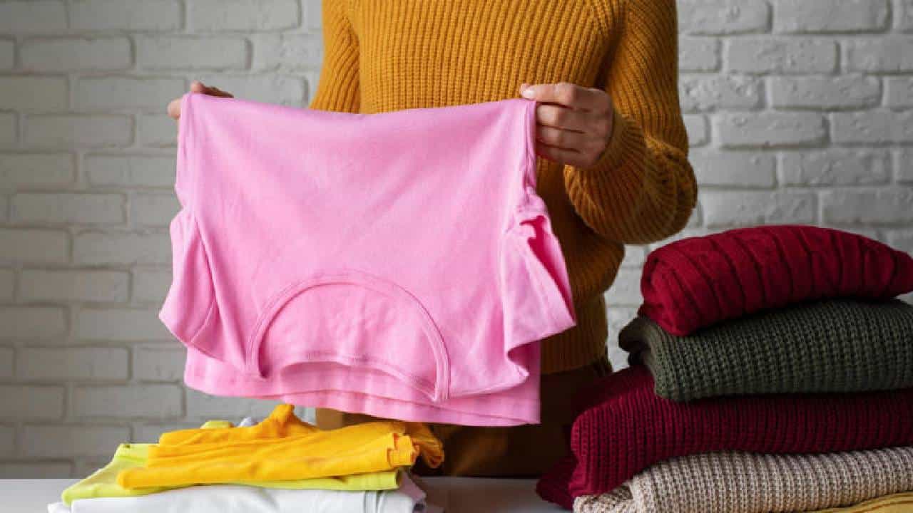 पावसात कपड्यांवर चिखलाचे डाग? ‘या’ 7 घरगुती उपायांनी मिळवा झटपट स्वच्छता