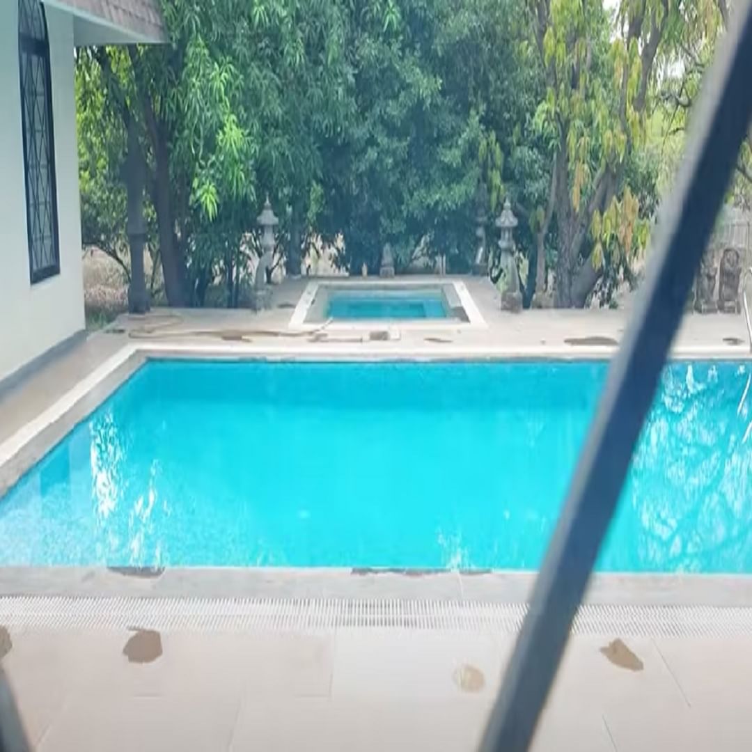  स्विमिंग पूल परिसर:  रवीनाच्या फार्महाऊसमध्ये हा एक मोठा स्विमिंग पूल आहे. ही अभिनेत्री अनेकदा तिच्या कुटुंबासह आणि मित्रांसह तिच्या गावातील घरी वेळ घालवण्यासाठी येथे येते. अभिनेत्रीच्या दत्तक मुली देखील त्यांच्या कुटुंबियांसोबत येथे एन्जॉय करतात.