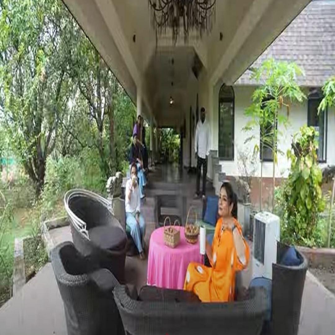 लॉन एरिया:  हा रवीना टंडनच्या फार्महाऊसचा लॉन एरिया आहे. तिथे आजूबाजूला भरपूर झाडी आहेत.तिथे गावासारखे वातावरण अनुभवायला मिळते. रवीना अनेकदा इथे आपला वेळ घालवते. 