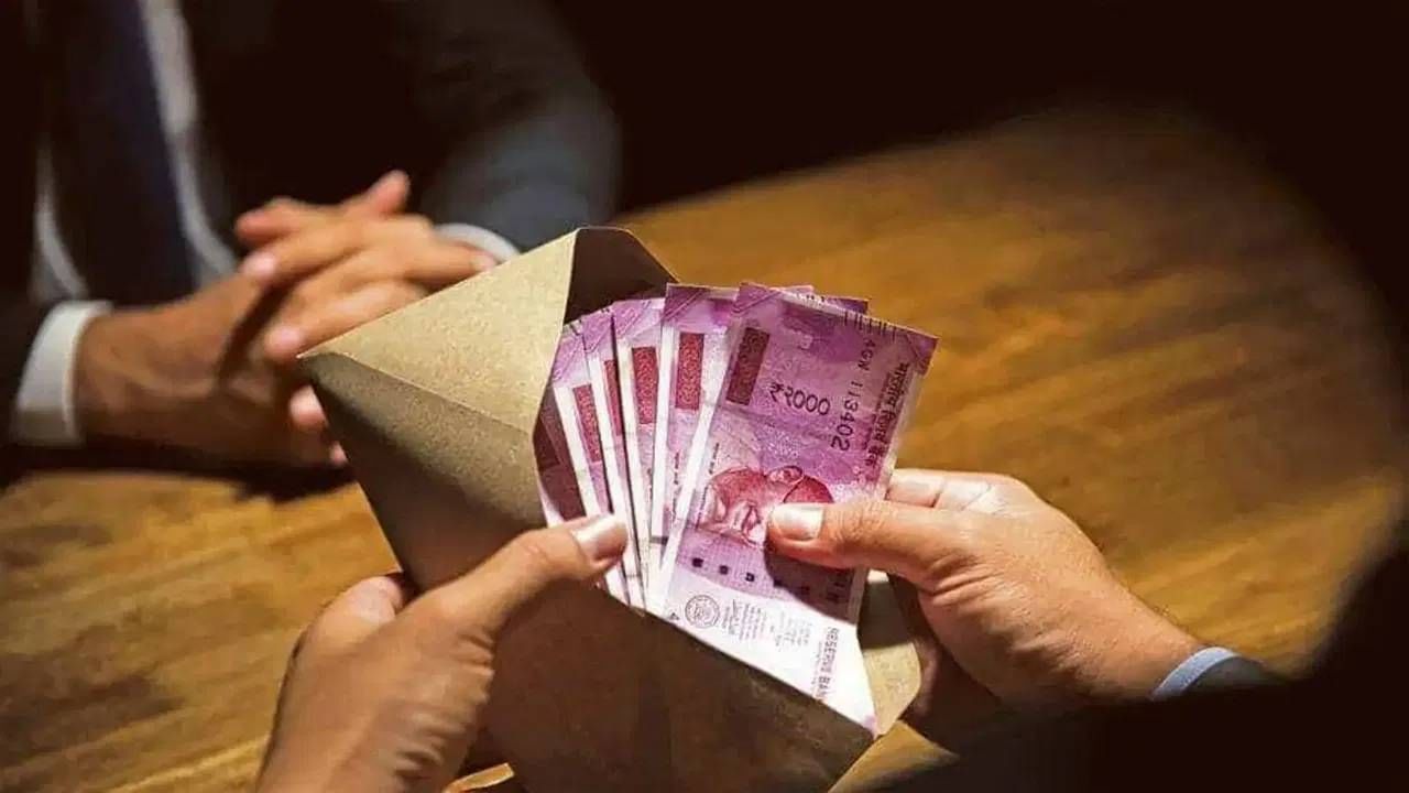 Financial Problem: कर्ज मुक्त होण्यासाठी 'या' सोप्या ज्योतिषशास्त्रीय ट्रिक्स करा फॉलो...