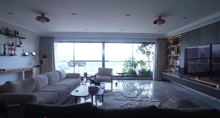 विजय वर्माच्या हॉलमध्ये असलेल्या फर्निचरची रचना देखील साधी-सिंपल पण भावनारी आहे. अभिनेत्याने फॅन्सी वस्तू वापरल्या नाहीत. घर साध्या गोष्टींनी सजवलं आहे.