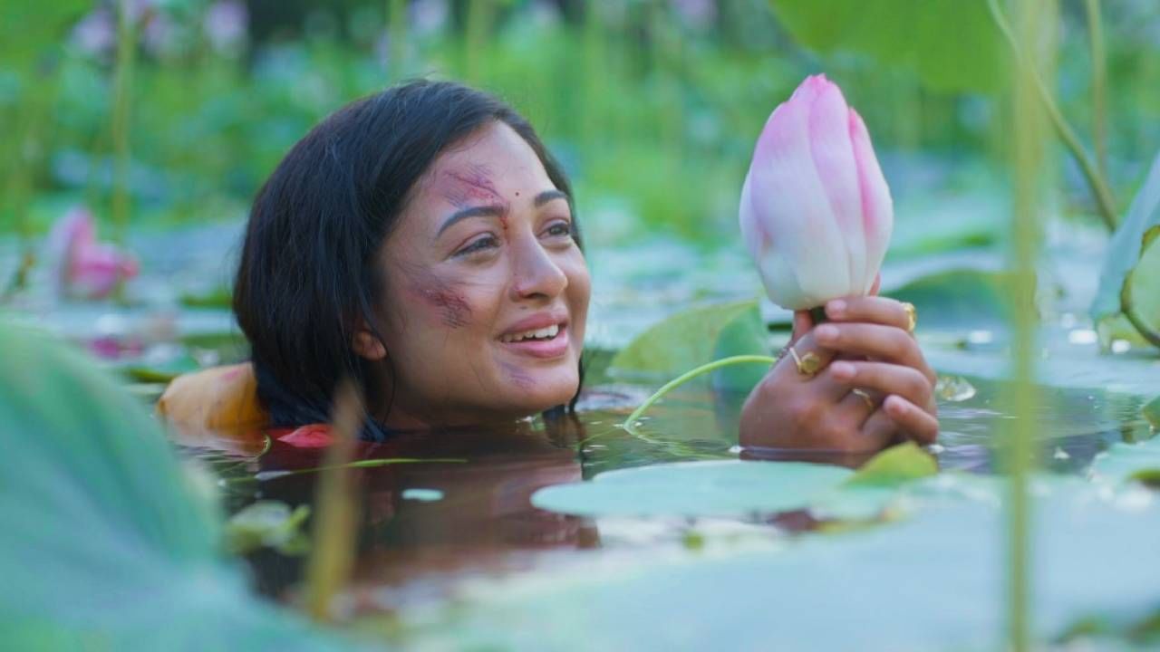 अभिनेत्री गिरीजा प्रभूसाठी हा सीन साकारणं आव्हानात्मक होतं. साडी नेसून तलावात उतरणं म्हणजे तारेवरची कसरत होती. बॉडी डबल न वापरता गिरीजाने हा सीन पूर्ण केला आहे.