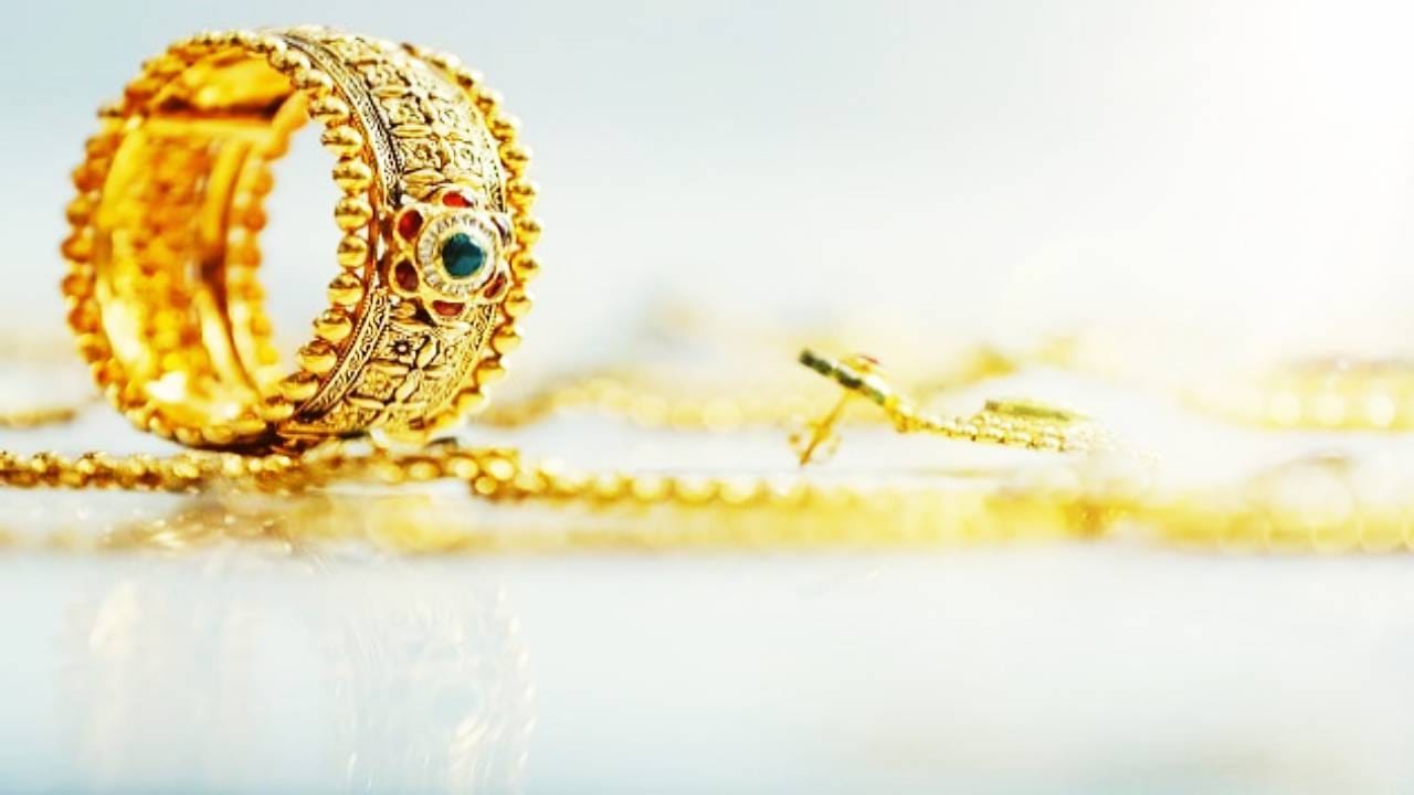 तर सोन्याच्या दरात २०० रुपयांची वाढ झाली असून सोने ९५ हजार ६०० रुपये प्रति तोळ्यावर पोहोचले. गेल्या तीन दिवसांपासून सोने-चांदीच्या भावात चढ-उतार सुरू आहे.