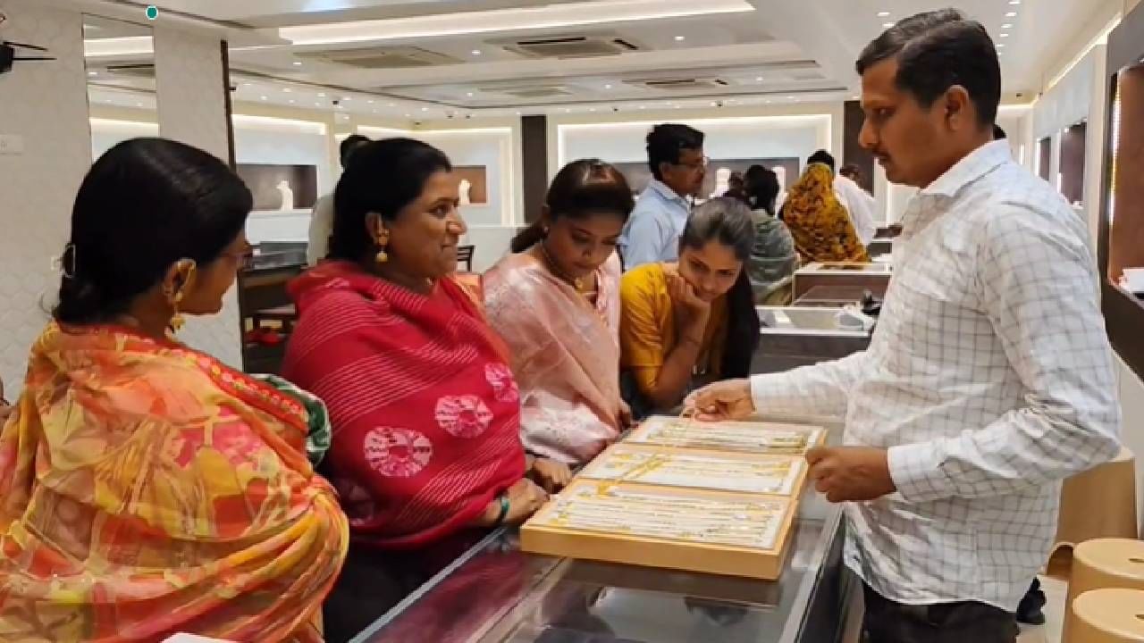 जळगावात सराफ बाजारात सोन्याचे दर पुन्हा एक लाख रुपयांवर पोहोचलेले आहेत. 24 तासात सोन्याचे दरात 800 रुपयांची तर चांदीच्या दरात तब्बल 2 हजार 500 रुपयांची वाढ झाली आहे. 