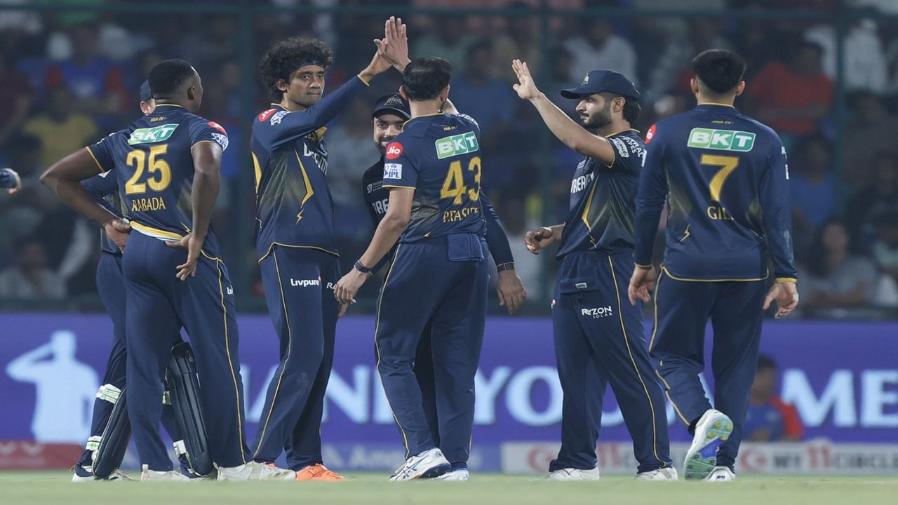 गुजरात टायटन्सच्या खात्यात सध्या 18 गुण आहेत. गुजरातने उर्वरित दोन्ही सामन्यात विजय मिळवला तर टॉप 2 मध्ये राहतील. मात्र गुजरातचा दोन्ही सामन्यात पराभव झाला तर आरसीबी आणि पंजाब किंग्सला टॉप 2 मध्ये येण्याची संधी मिळू शकते. (Photo Credit : Ishant Sharma X Account)