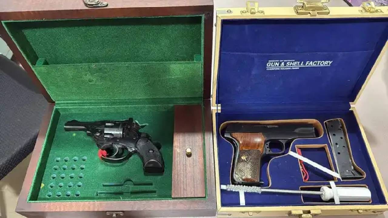 तसेच हगवणे कुटुंबाकडे असलेले पिस्तूल आणि रिव्हॉल्व्हर देखील जप्त करण्यात आले.