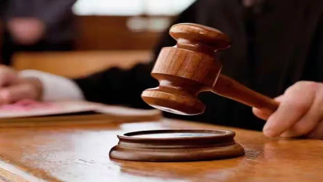 2 महीने बँकेत रोज झाडू मार.. लोन घेणाऱ्या महिलेला कोर्टाची अजब शिक्षा
