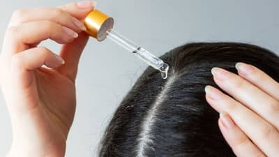 तुमची सुद्धा स्कॅल्प तेलकट आहे? तर हेअर सीरम लावताना या गोष्टी ठेवा लक्षात
