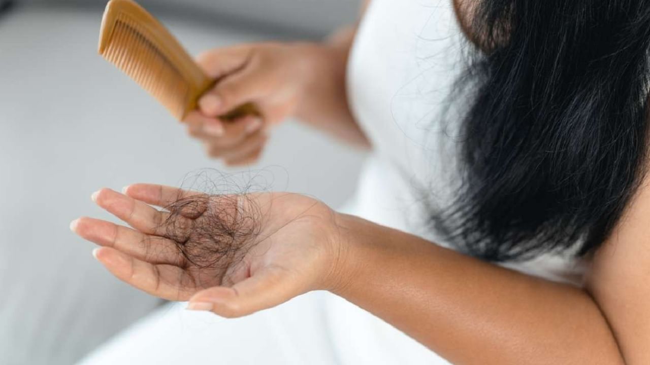 अचानक केस गळणे हे कोणत्या आजाराचे लक्षण आहे? जाणून घ्या तज्ञांकडून अचानक केस गळणे हे कोणत्या आजाराचे लक्षण आहे? जाणून घ्या तज्ञांकडून