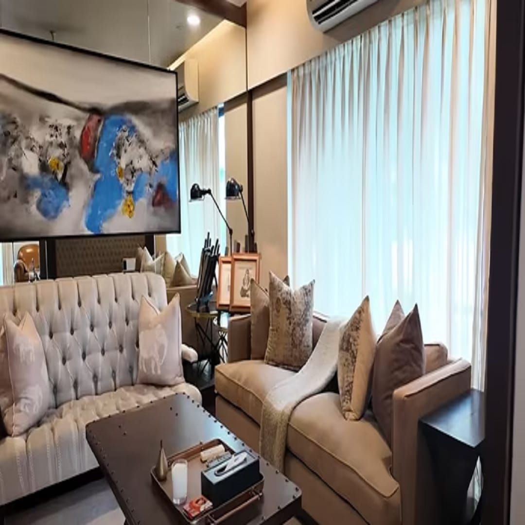 हॉल: हा घराचा दुसरा भाग आहे. फराह खानच्या मते, येथे अनेकदा पार्ट्या होतात, हा परिसर सुंदर सोफ्यांनी सजवलेला आहे. एक साधे लाकडी टेबल जे या एरियाला आणखी सुंदर बनवते.