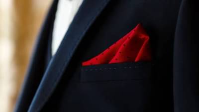 रुमाल बनवेल श्रीमंत, कोणत्या रंगाचा रुमाल फायदेशीर ठरेल? राशीनुसार जाणून घ्या