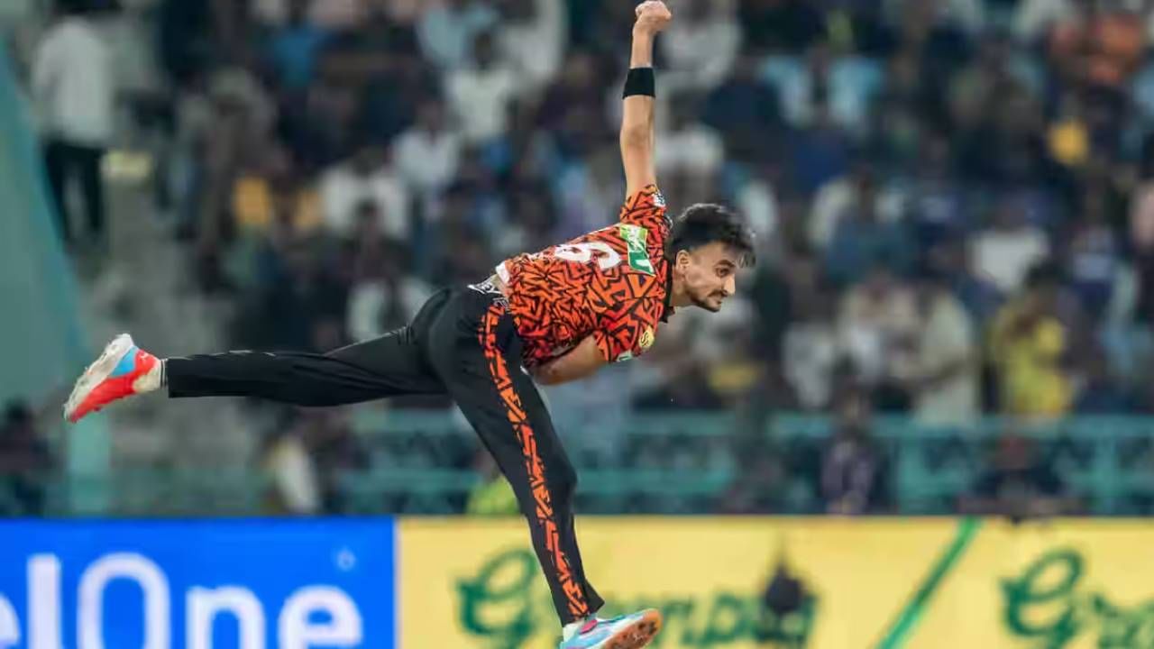 हर्षल पटेलने 2381 चेंडूत 150 विकेट घेण्याचा कारनामा केला आहे. यासह त्याने मलिंगाला मागे टाकलं आहे. मलिंगाने 2444 चेंडूत 150 विकेट पूर्ण केल्या होत्या. चहलने 2543 चेंडूत, ब्रावोने 2656 चेंडूत, तर बुमराहाने 2832 चेंडूत 150 विकेट्सचा पल्ला गाठला आहे. (फोटो - आयपीएल/बीसीसीआय)