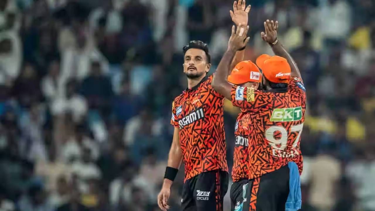 आयपीएल इतिहासात हर्षल पटेल 150 विकेट घेणारा पाचवा गोलंदाज आहे. यापूर्वी भुवनेश्वर कुमारने 193, ड्वेन ब्रावोने 183, जसप्रीत बुमराहने 178 आणि लसिथ मलिंगाने 170 विकेट घेतल्या आहेत. फिरकीपटूंसह क्रमावारी पाहीली तर हर्षल पटेल 12वा गोलंदाज आहे. (फोटो - आयपीएल/बीसीसीआय)