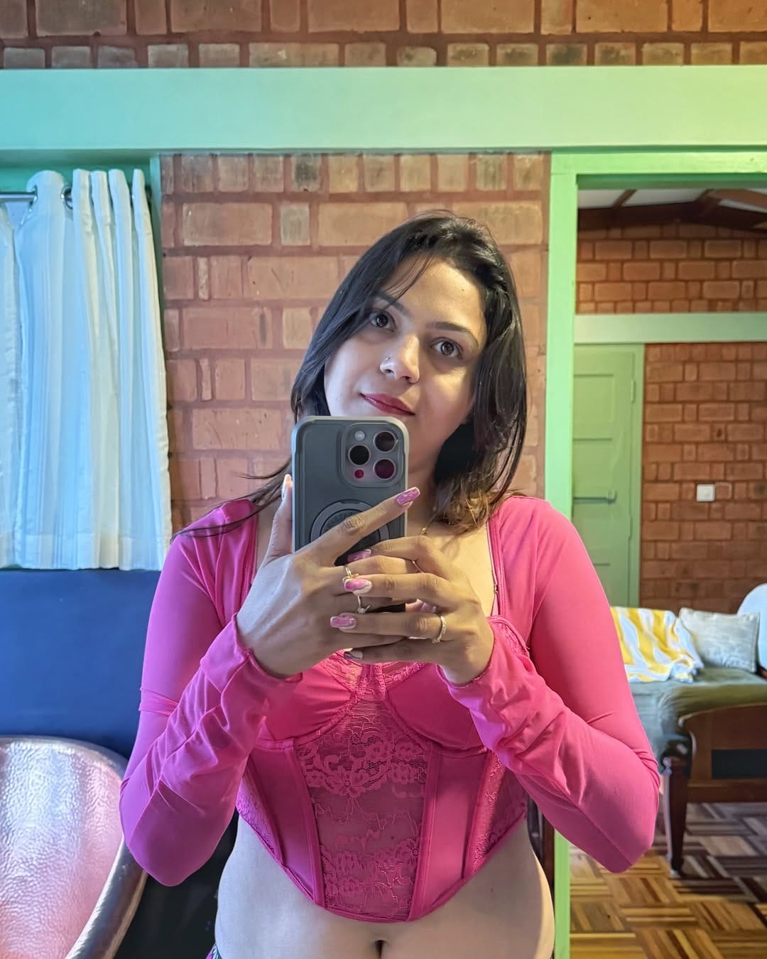 तिचे ट्रॅव्हल विथ गो नावाचे यूट्यूब चॅनेल असून या चॅनेलचे एकूण 3.78 लाख सबस्क्रायबर्स आहेत. तिचे इन्स्टाग्रामवर 1.33 लाख तर फेसबुकवर 3.21 लाख फोलोअर्स आहेत. 