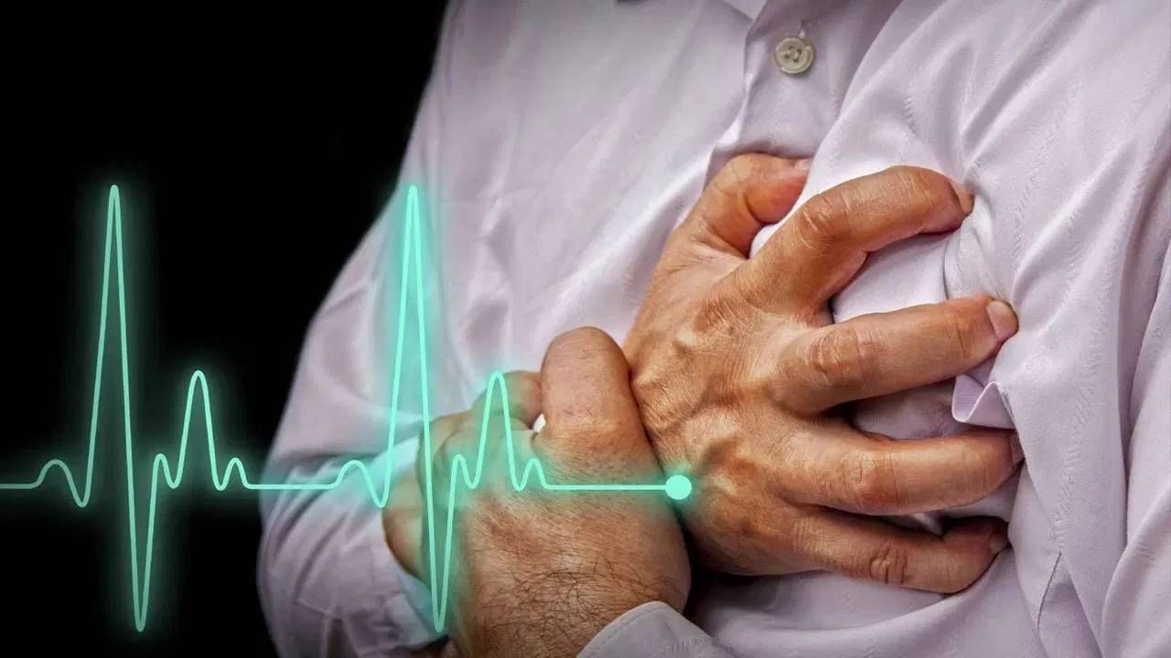Heart Attack Signs: कधीच अचानक हार्ट अटॅक येत नाही, महिनाभर आधी जाणवतात 'ही' लक्षणे