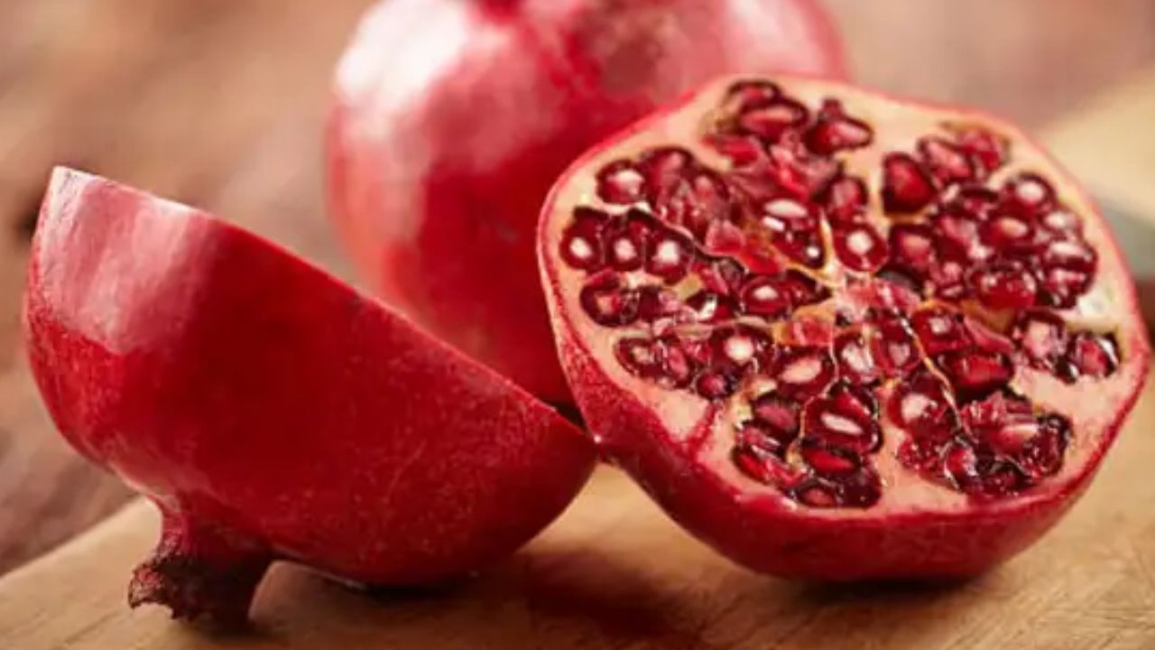 डाळिंबात फायबर असते. डाळिंबाच्या सेवनाने बद्धकोष्ठतेपासून आराम मिळतो. तुमची पचनसंस्था निरोगी राहते. डाळिंबामुळे अन्न लवकर पचते. तसेच पोटात मल सडत नाही. त्यामुळे आतडे स्वच्छ राहतात.