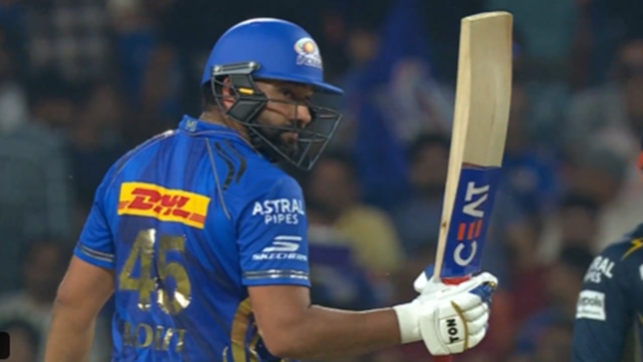 रोहित शर्मा याने आयपीएल स्पर्धेच्या इतिहासात 300 सिक्स पूर्ण केले आहेत. रोहित अशी कामिगिरी करणारा ख्रिस गेल याच्यानंतर पहिला फलंदाज ठरला आहे. माजी क्रिकेटर  ख्रिस गेल याने त्याच्या आयपीएल कारकीर्दीत एकूण 357 षटकार लगावले आहेत. (Photo Credit : IPL/Bcci)