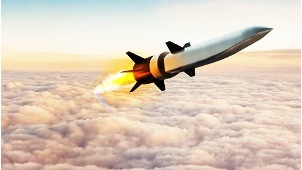 पाकिस्तानविरोधात भारताने ऑपरेशन सिंदूर सुरू केले आहे. पाकिस्तानातील दहशतवाद्यांचे अड्डे उद्ध्वस्त केले आहे. भारताने पाकड्यांचे 11 एअरबेस नष्ट केले. पाकच्या हवाई दलाचे मोठे नुकसान झाले. विशेष म्हणजे भारतीय लष्कराने नियंत्रण रेषा न ओलंडताच मिसाईल डागली आणि हे नुकसान केले. 