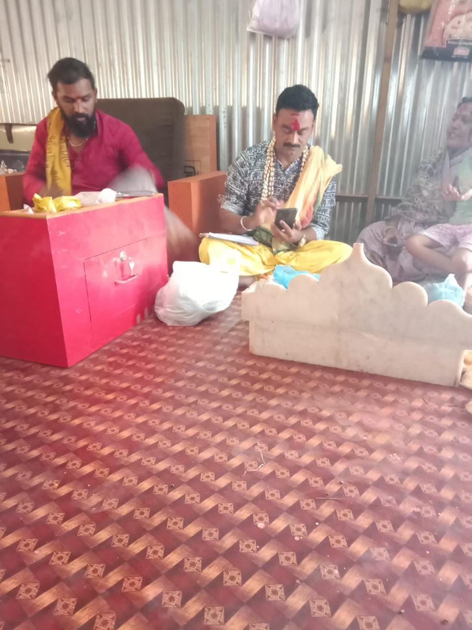 या धक्कादायक प्रकरणामुळे आता पुन्हा एकदा संपूर्ण महाराष्ट्रात खळबळ उडाली आहे. सुयश चोंधे आणि त्याचा भाऊ संकेत चोंधे या दोघांनी राजेंद्र हगवणे आणि सुशील हगवणे यांना पळून जाण्यास मदत केली होती. त्यांनी हगवणे बाप-लेकाला पळून जायला थार ही कार दिली होती. 