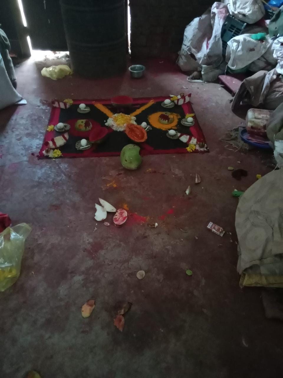 नवरा-बायको वेगळे व्हावेत म्हणून तक्रारदार महिलेवर तिची सासू वैशाली चोंधे काळ्या जादूचे प्रयोग करायची.